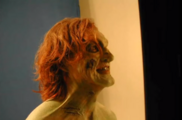 Kolejne zdjęcie zza kulis Brada Johnsona jako K-fee Zombie